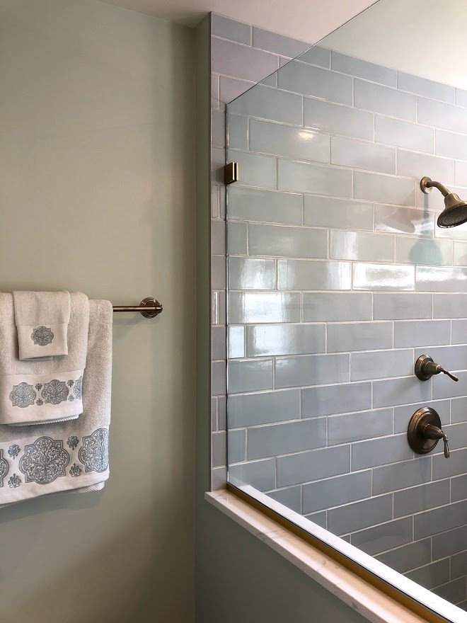 Источник вдохновения для домашнего уюта: главная ванная комната среднего размера в стиле неоклассика (современная классика) с фасадами с утопленной филенкой, белыми фасадами, угловым душем, унитазом-моноблоком, синей плиткой, плиткой кабанчик, зелеными стенами, полом из керамогранита, врезной раковиной, столешницей из искусственного кварца, серым полом, душем с распашными дверями, белой столешницей, сиденьем для душа, тумбой под две раковины и напольной тумбой