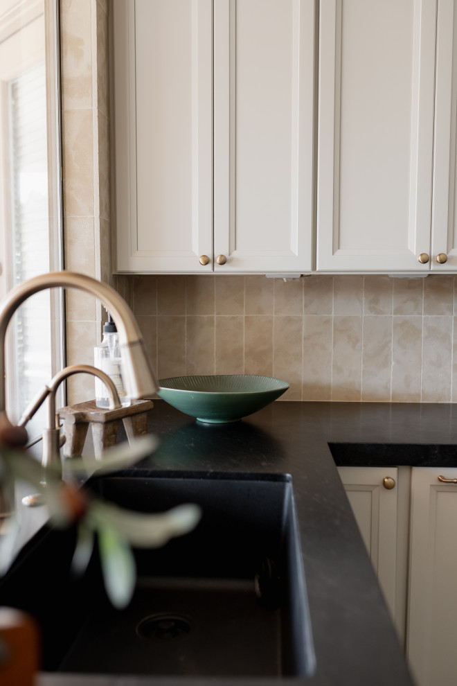 Transitional kitchen photo in Phoenix