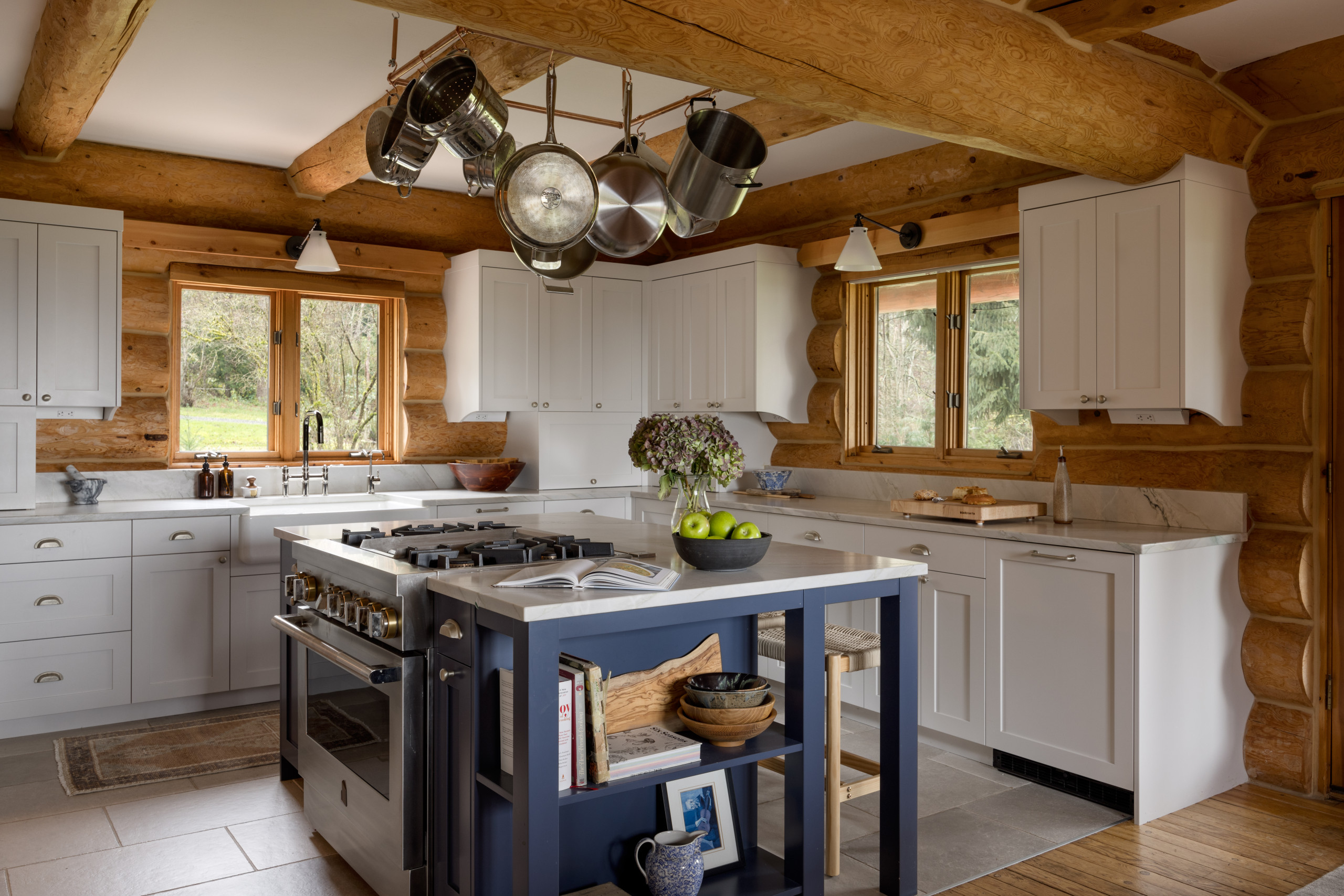 洋書 new country KITCHENS 7 Stylish New Kitchens With Charming Country Details