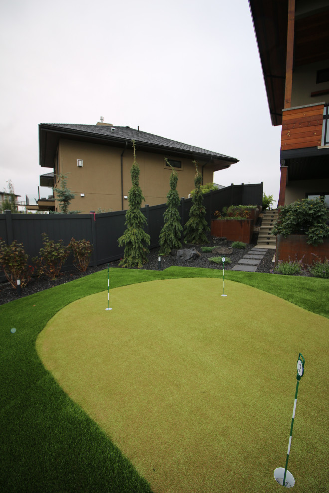 Design ideas for a mid-sized transitional backyard landscaping in Edmonton.