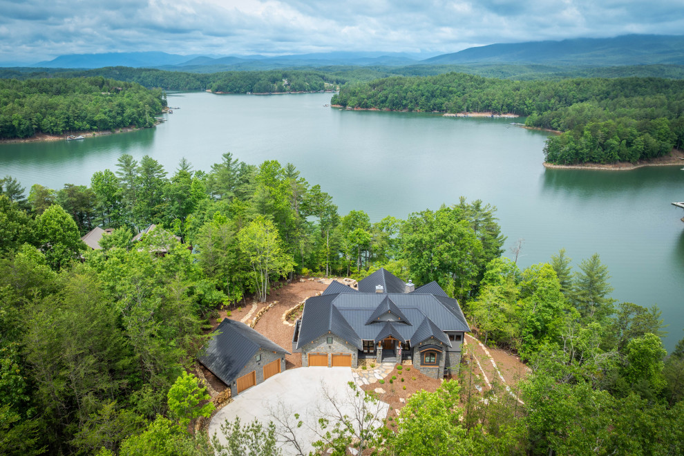 Home design - contemporary home design idea in Charlotte