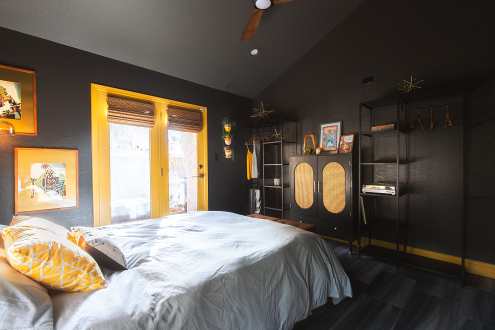 Mittelgroßes Eklektisches Gästezimmer mit schwarzer Wandfarbe, Porzellan-Bodenfliesen, grauem Boden und Wandpaneelen in Las Vegas