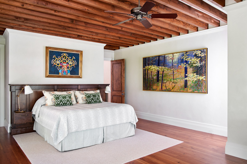 Diseño de dormitorio principal mediterráneo con paredes blancas y suelo de madera en tonos medios
