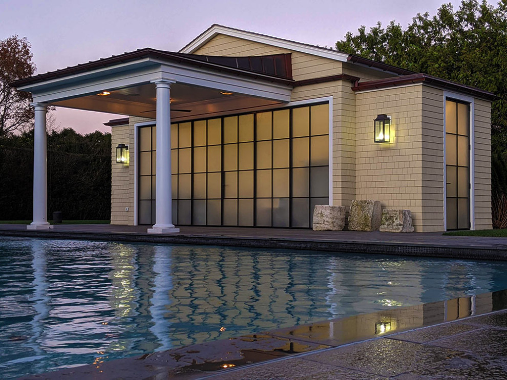 Источник вдохновения для домашнего уюта: большой бассейн произвольной формы на заднем дворе в современном стиле с домиком у бассейна