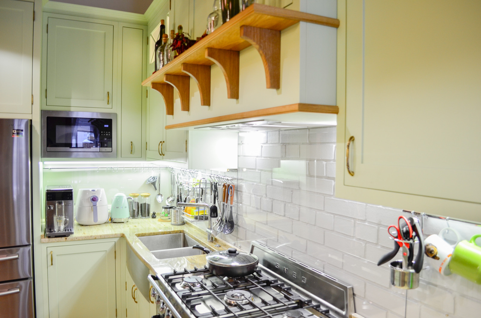 Нежно-зеленая кухня в американском стиле с островом