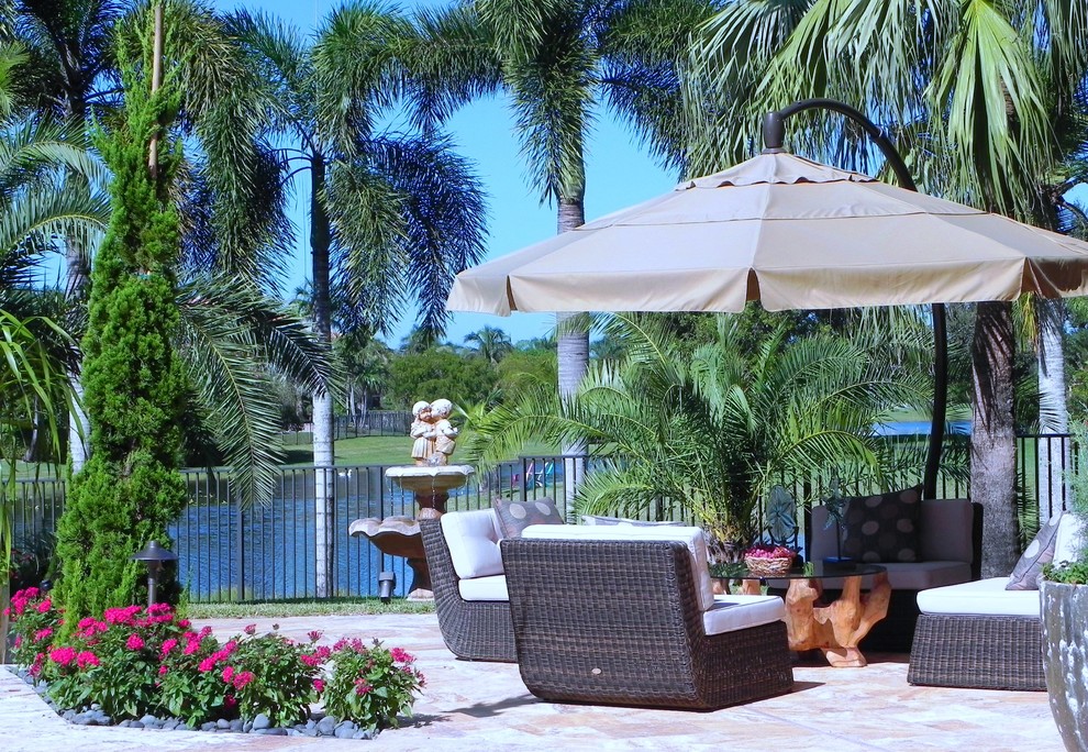Photo of a traditional patio in Miami.
