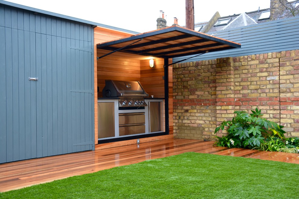 Design ideas for a mid-sized contemporary backyard deck in London.