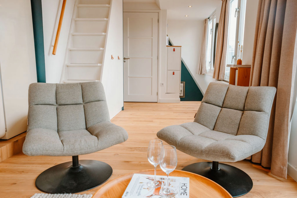 Idee per un soggiorno minimalista di medie dimensioni e aperto con pareti bianche, pavimento marrone e travi a vista