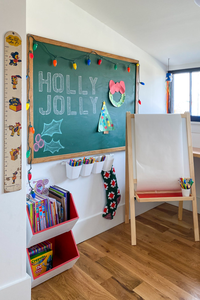 Foto de dormitorio infantil de 4 a 10 años y abovedado moderno pequeño con escritorio, paredes blancas, suelo de madera clara y suelo marrón