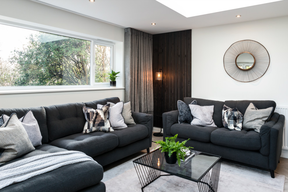 Foto di un soggiorno design di medie dimensioni e aperto con pareti bianche, pavimento in vinile, stufa a legna, TV autoportante, pavimento beige e pannellatura