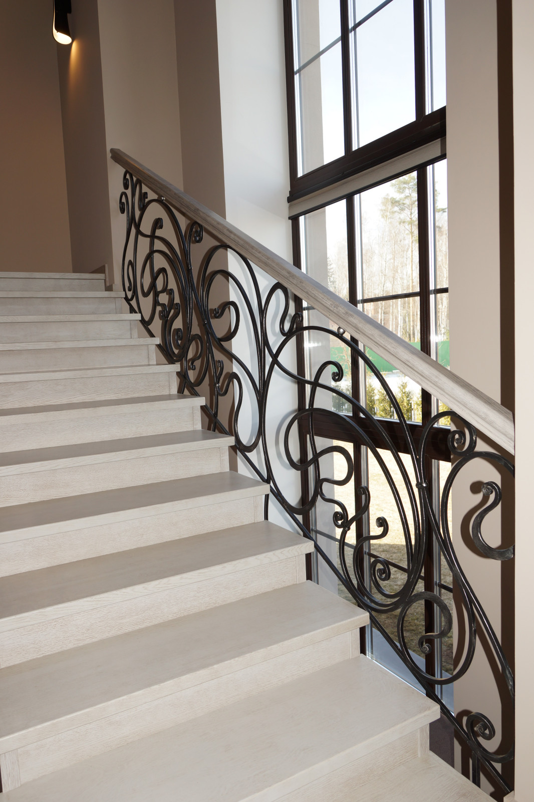 Кованное перильное ограждение в котеджном поселке Онегино