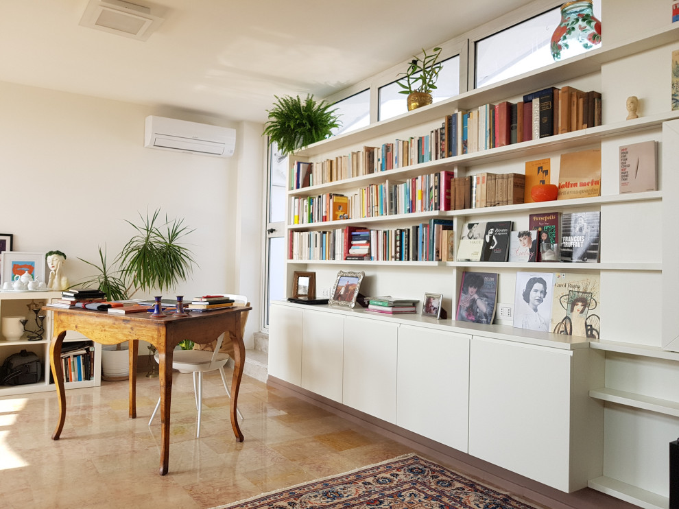 Foto på ett mycket stort funkis arbetsrum, med ett bibliotek, vita väggar, marmorgolv och ett fristående skrivbord