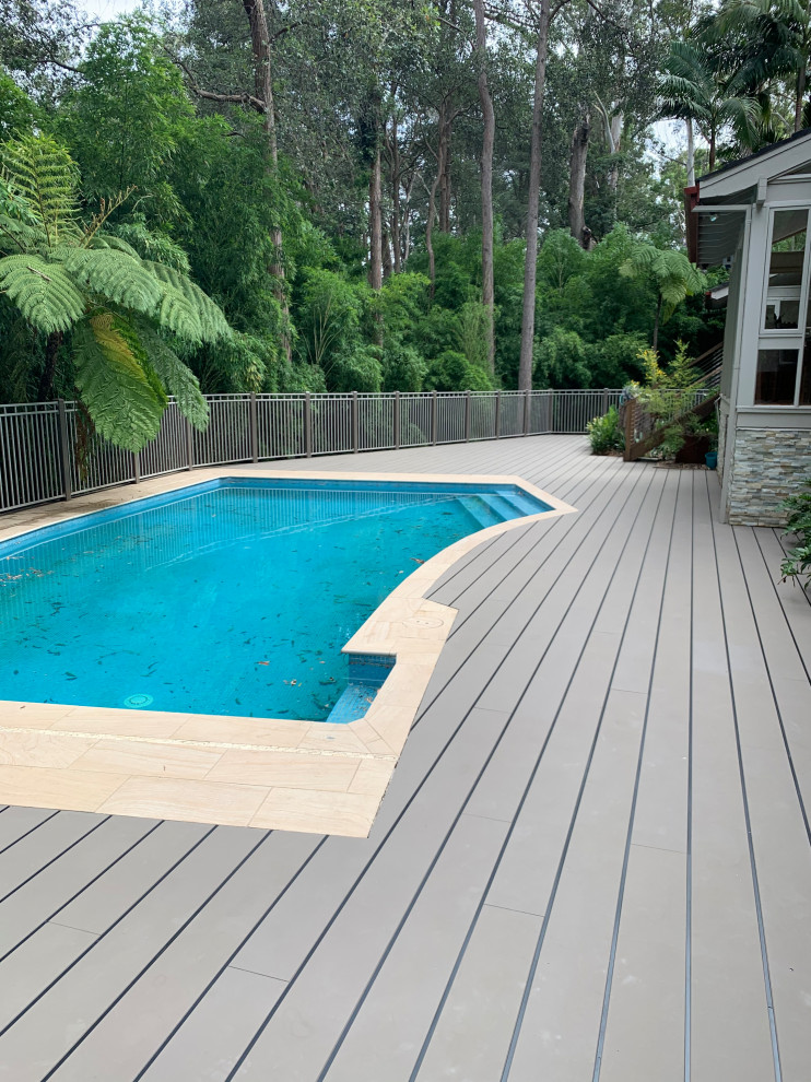 Imagen de piscina minimalista grande en patio trasero