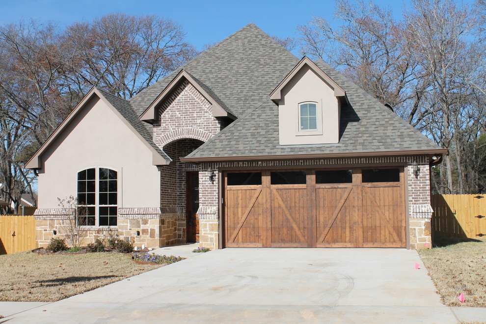 Mid-sized contemporary one-storey stucco black exterior in Dallas with a gable roof.