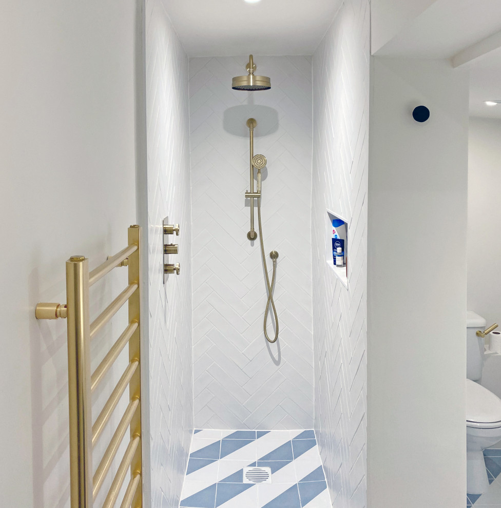 Стильный дизайн: маленькая детская ванная комната в современном стиле с черными фасадами, открытым душем, унитазом-моноблоком, белой плиткой, керамической плиткой, белыми стенами, полом из керамической плитки, консольной раковиной, столешницей из дерева, синим полом, открытым душем, черной столешницей, тумбой под одну раковину и напольной тумбой для на участке и в саду - последний тренд