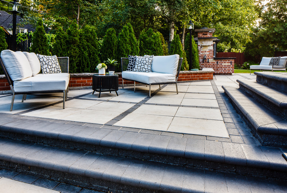 Inspiration for a mid-sized transitional backyard landscaping.