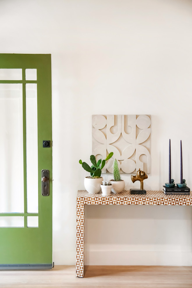 Esempio di un ingresso o corridoio minimalista di medie dimensioni con pavimento in legno verniciato, una porta verde e soffitto in perlinato