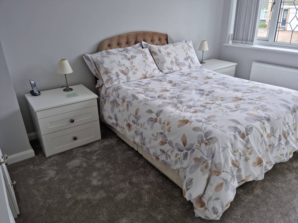 Diseño de dormitorio tradicional renovado de tamaño medio con paredes blancas, moqueta y suelo gris