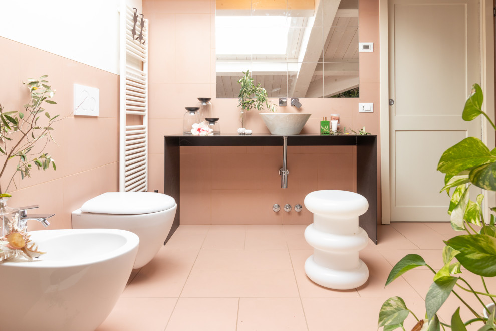 Bathroom - contemporary bathroom idea in Bologna