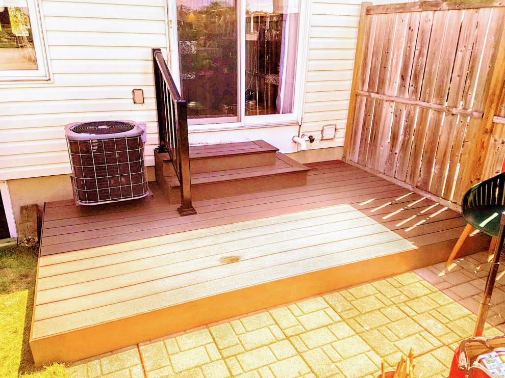 Example of a mid-sized transitional backyard metal railing deck design in Ottawa