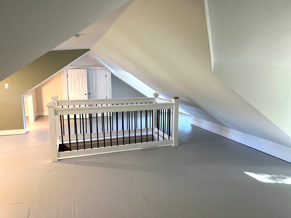Immagine di uno studio chic di medie dimensioni con pareti bianche, pavimento in compensato, pavimento grigio e soffitto a volta