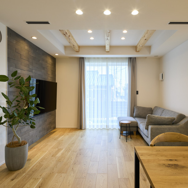 魅せ梁で差がつく！折り上げ天井の上質リビング moderno-salon