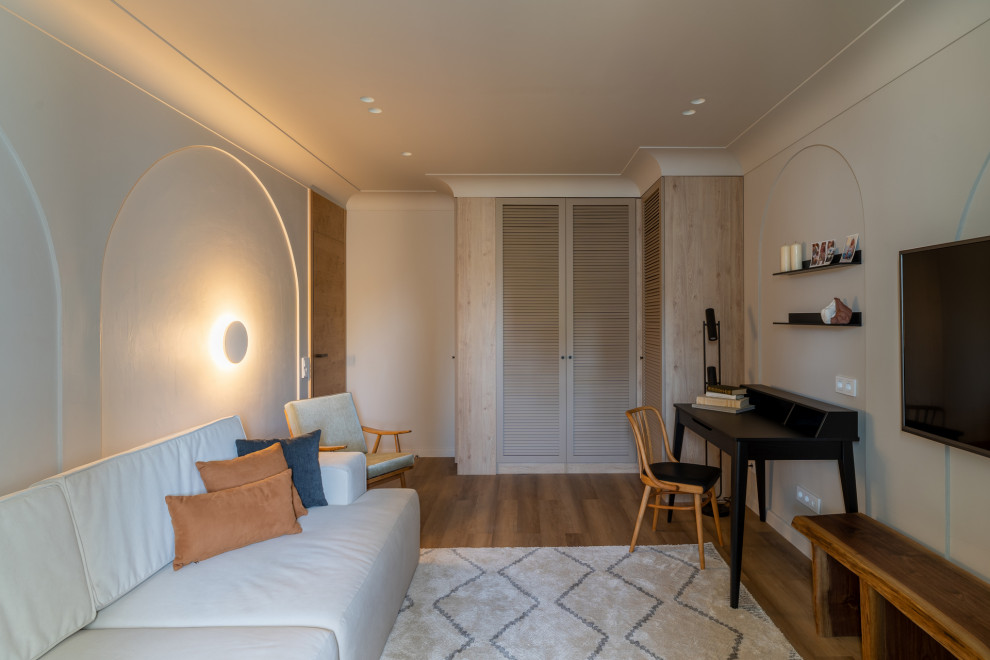 Солнце, арки и осиное гнездо в гостиной