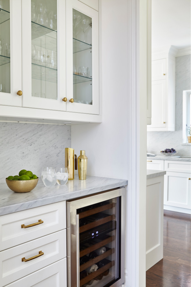 Transitional kitchen photo in Toronto