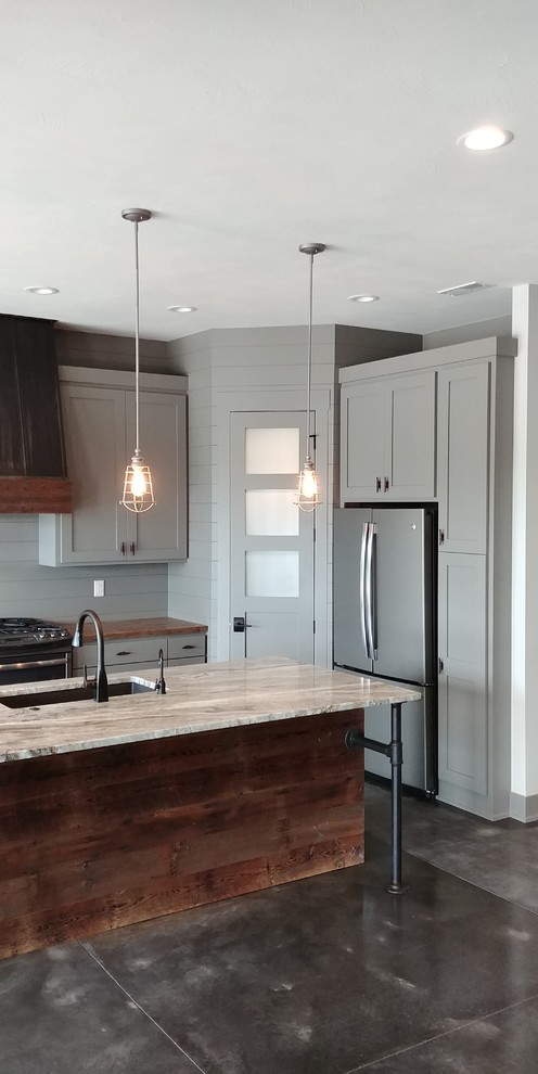 Kitchen - rustic kitchen idea in Omaha