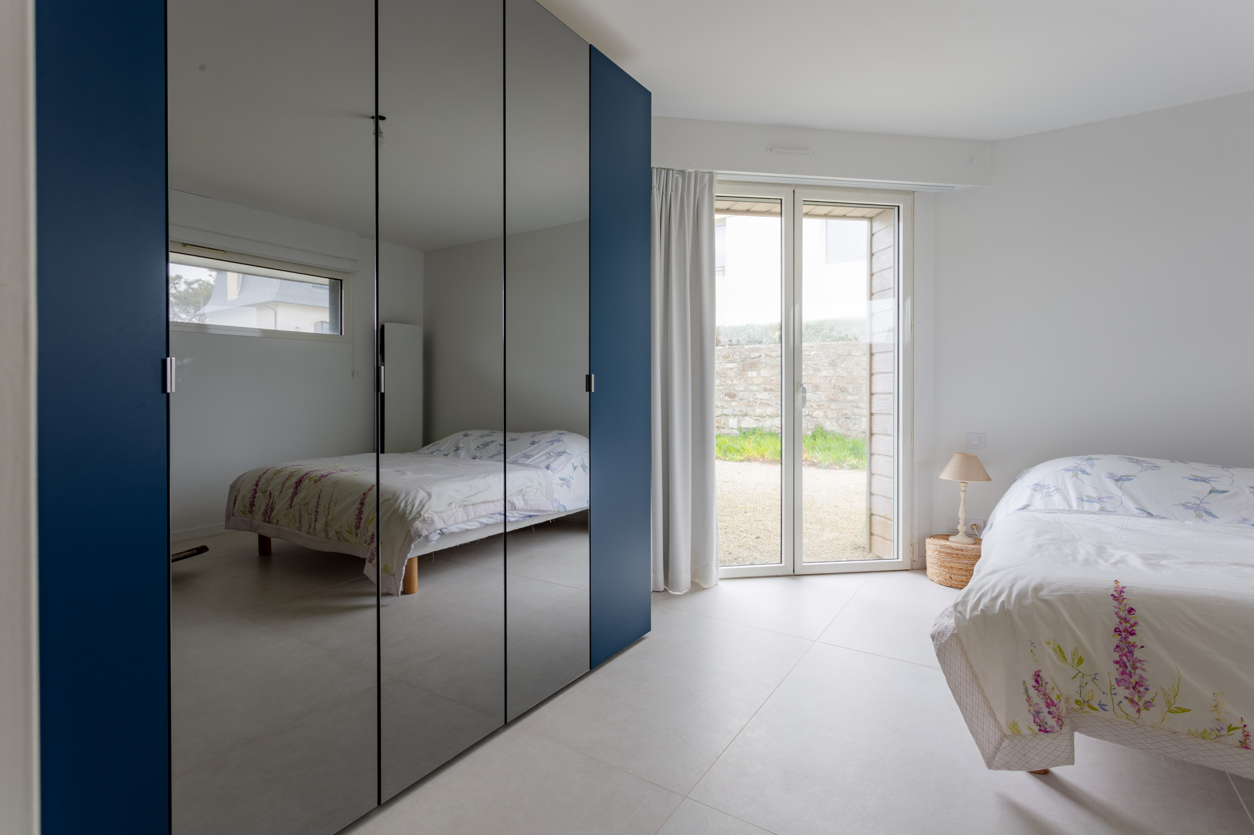 Dressing fermé réalisé dans une chambre d'invités