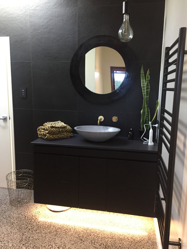 This is an example of a contemporary bathroom in Napier-Hastings.
