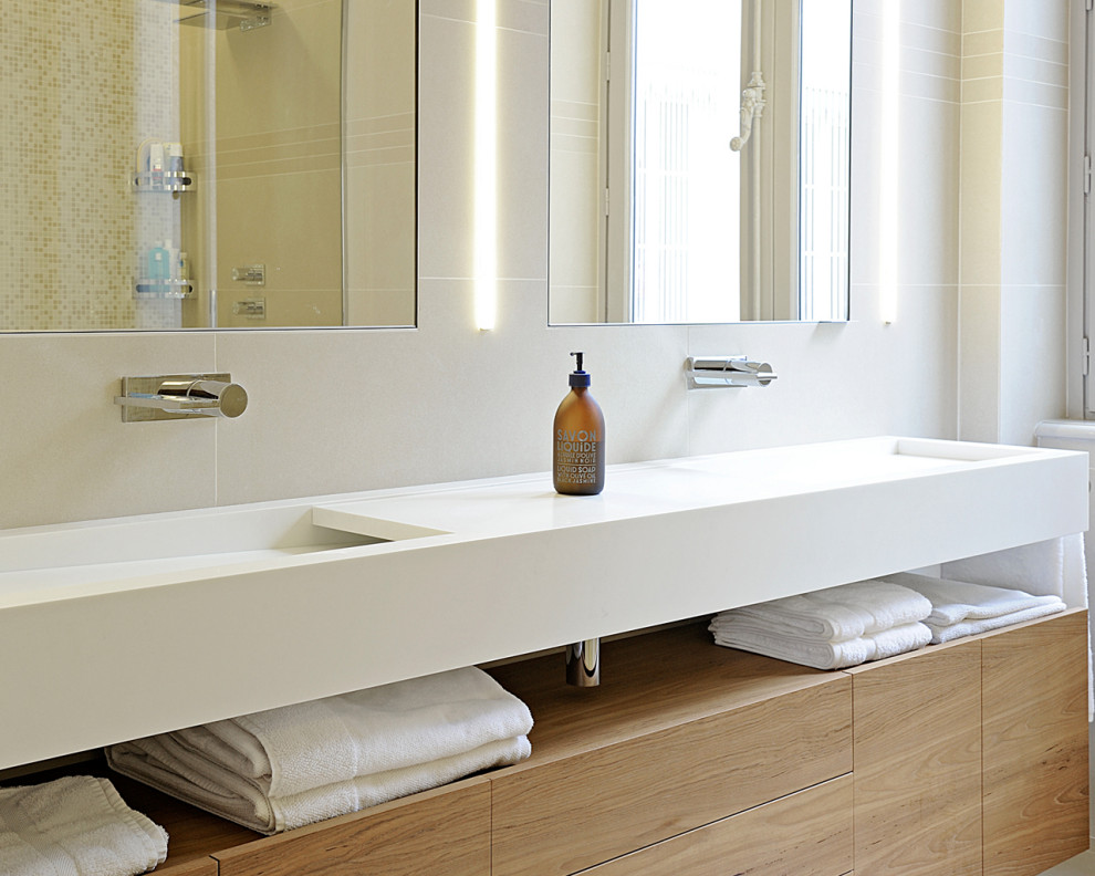 Inspiration för stora klassiska vitt en-suite badrum, med ljust trägolv, luckor med profilerade fronter, skåp i ljust trä, vit kakel, kakelplattor, bruna väggar, ett konsol handfat, marmorbänkskiva och beiget golv