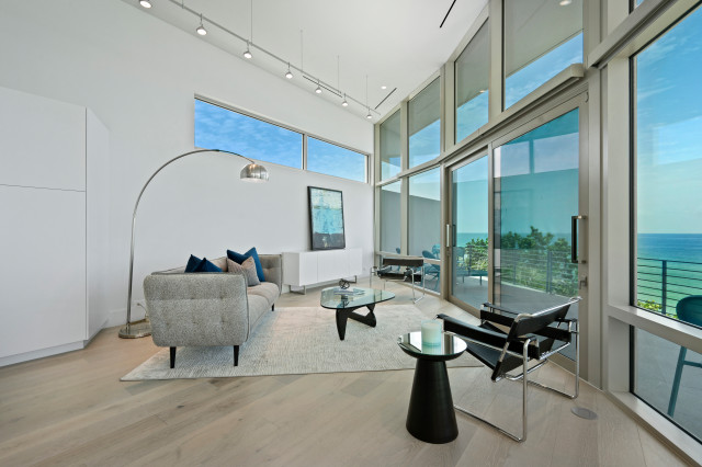 Modern Coastal Living Room Staging with Ocean Views &mdash; Casey Key, FL modern-wohnbereich