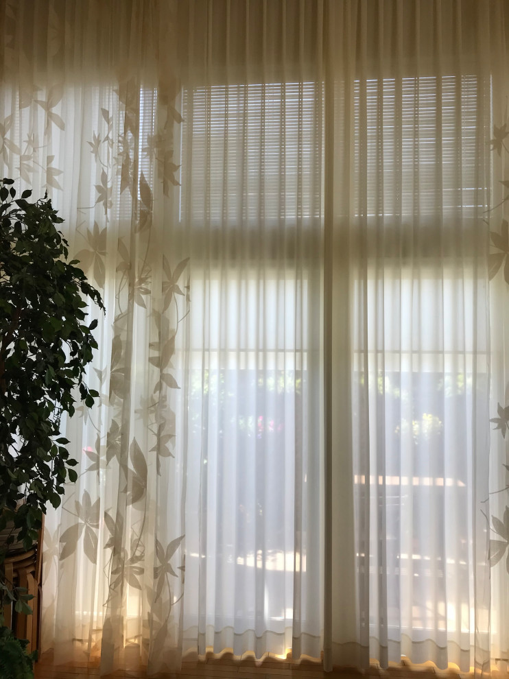 Foto di un soggiorno aperto con pareti beige, parquet chiaro, soffitto in carta da parati e carta da parati
