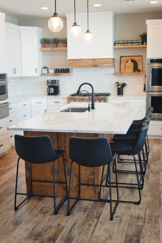 Transitional kitchen photo in Minneapolis