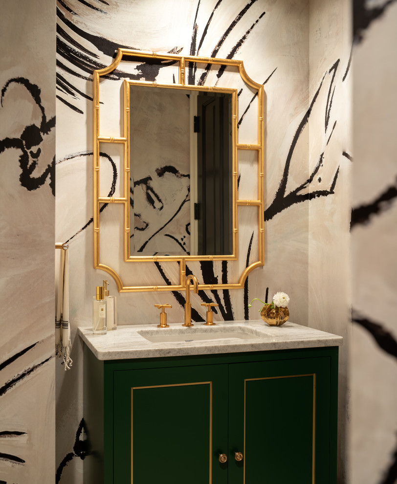 Foto di un bagno di servizio tradizionale di medie dimensioni con ante in stile shaker, ante verdi, lavabo sottopiano, top in granito e mobile bagno incassato