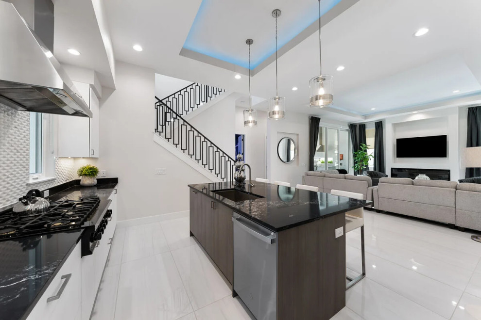 Kitchen - transitional kitchen idea in Orlando