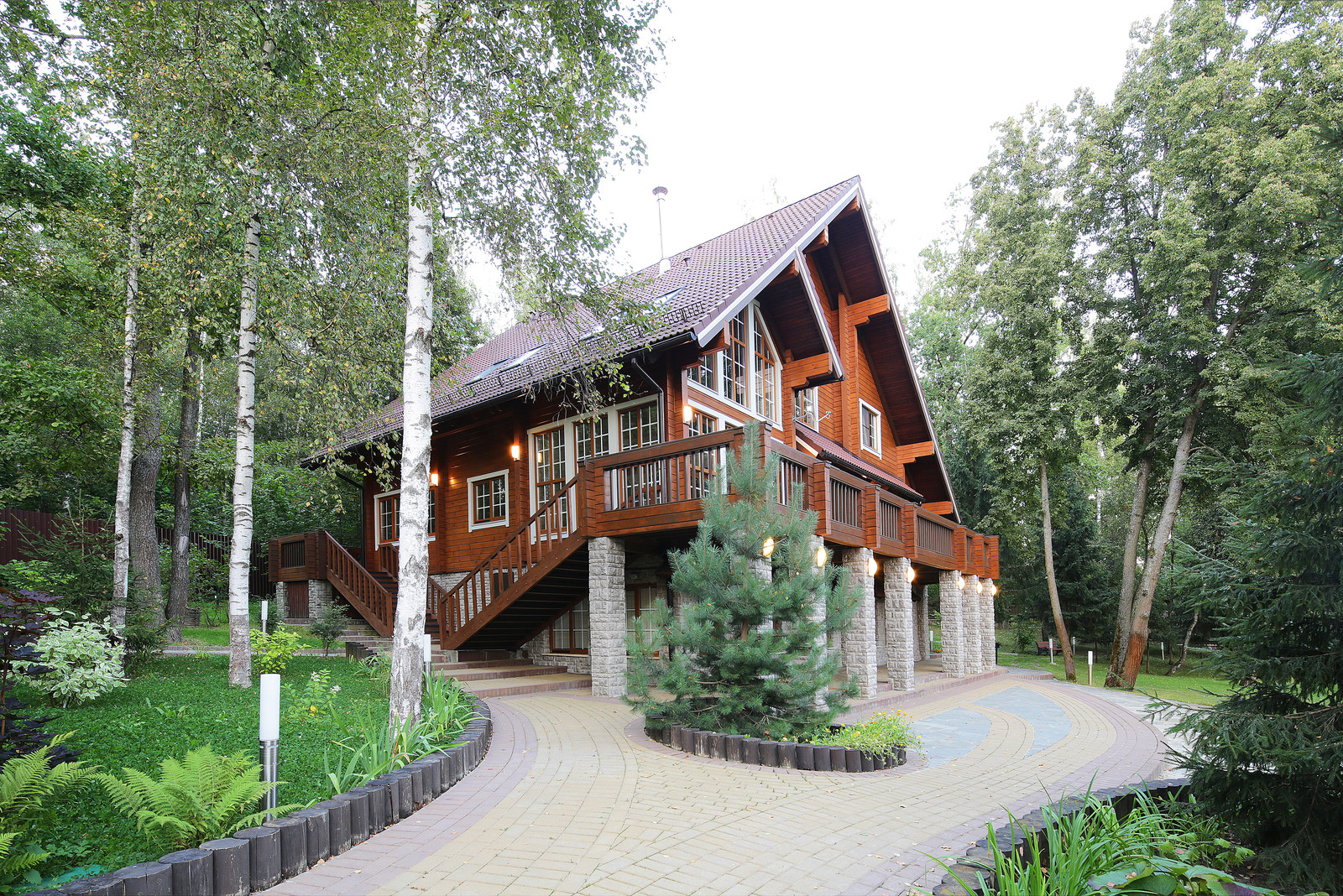 Дом из клееного бруса с цокольным этажом и американской террасой