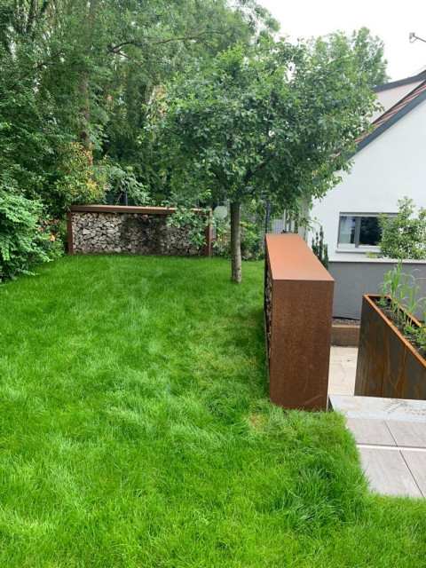 Sichtschutz und Holzlager contemporary-garden