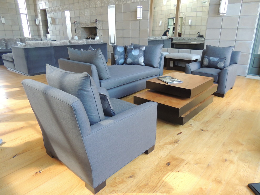 Transitional home design photo in Phoenix