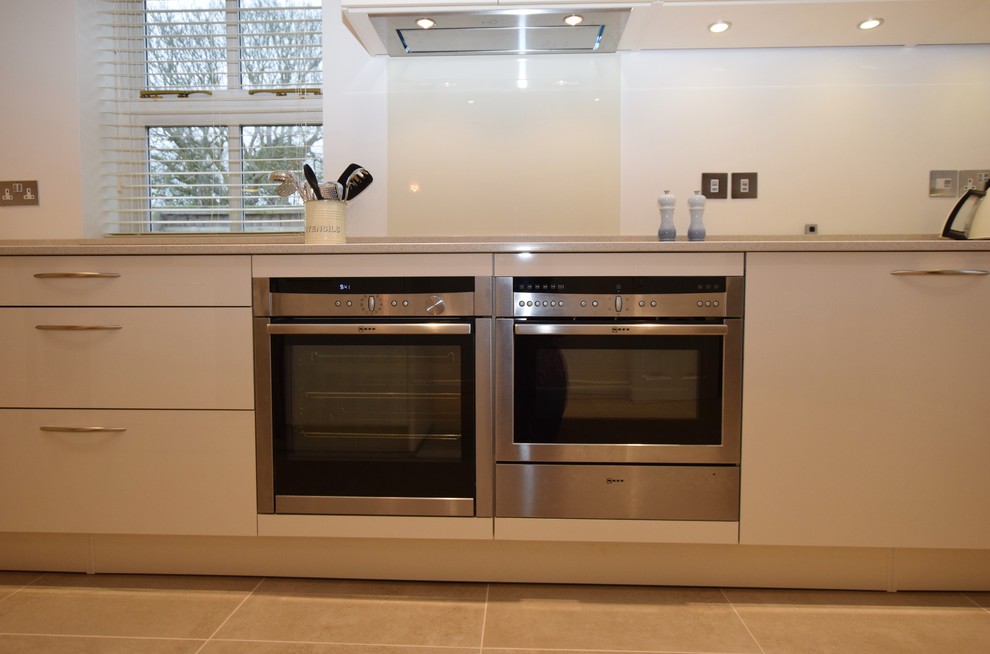 This is an example of a mid-sized contemporary kitchen in Oxfordshire.