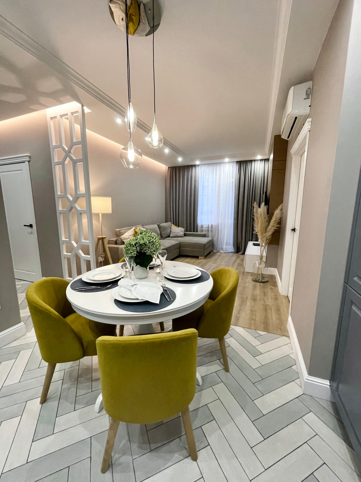 Реализованный проект квартиры с солнечными акцентами.