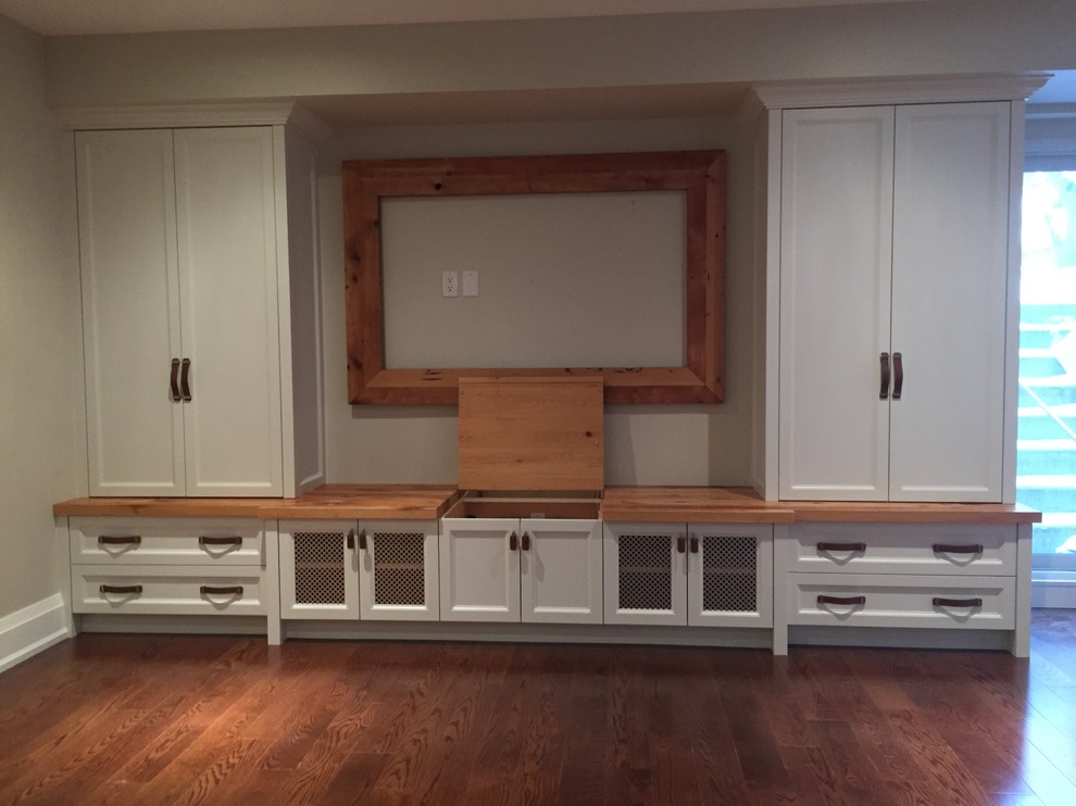 Transitional home design photo in Toronto