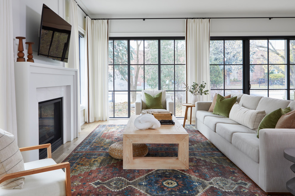 Großes, Offenes Klassisches Wohnzimmer mit weißer Wandfarbe, hellem Holzboden, Kamin, verputzter Kaminumrandung, TV-Wand und beigem Boden in Toronto