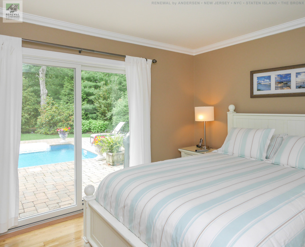 Свежая идея для дизайна: гостевая спальня среднего размера, (комната для гостей) с коричневыми стенами и светлым паркетным полом без камина - отличное фото интерьера