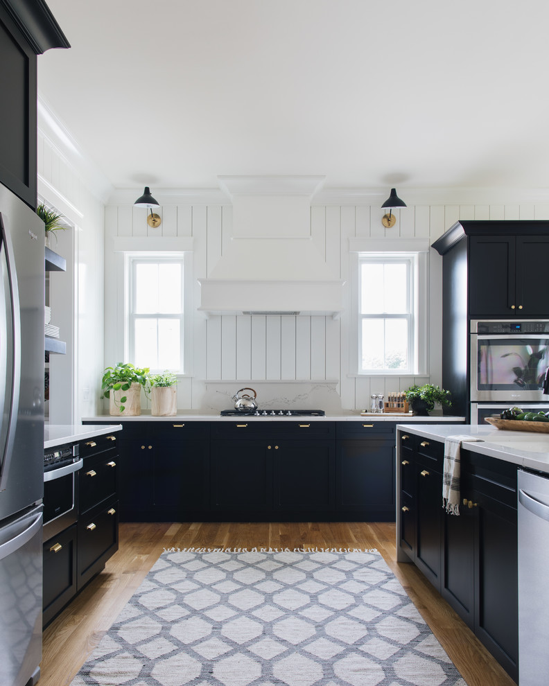 Kitchen - transitional kitchen idea in Chicago