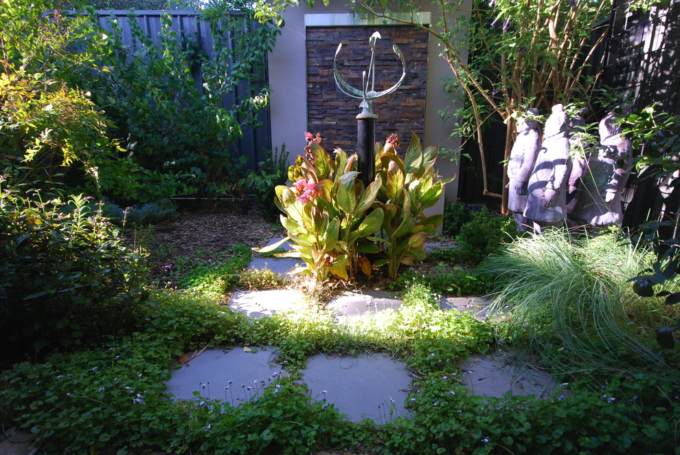 Immagine di un grande giardino moderno dietro casa in estate con pedane