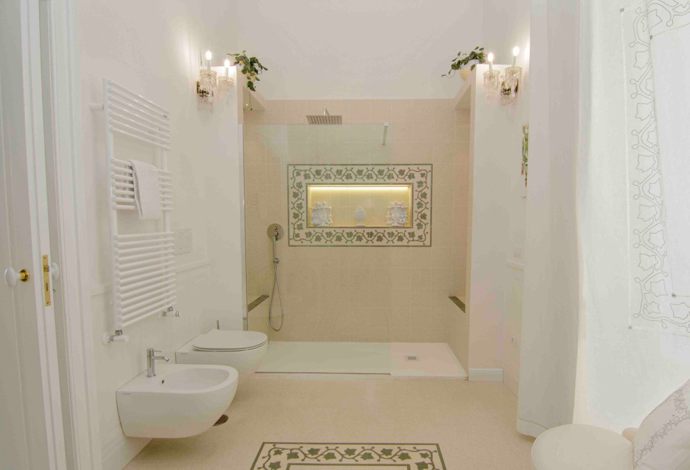 Aménagement d'une grande salle de bain principale et beige et blanche classique avec un placard avec porte à panneau surélevé, des portes de placard blanches, une baignoire sur pieds, une douche à l'italienne, WC séparés, un carrelage beige, des carreaux de céramique, un mur beige, un lavabo posé, un plan de toilette en marbre, un plan de toilette blanc, meuble simple vasque, meuble-lavabo sur pied, carreaux de ciment au sol, un sol beige, une niche, un plafond décaissé et boiseries.