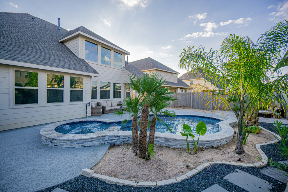 Mittelgroßer Pool hinter dem Haus in individueller Form mit Pool-Gartenbau und Dielen in Houston