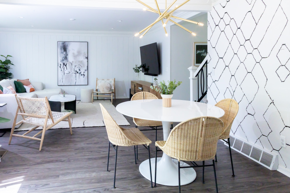Imagen de salón abierto minimalista de tamaño medio con paredes blancas, suelo de madera en tonos medios, suelo gris y panelado